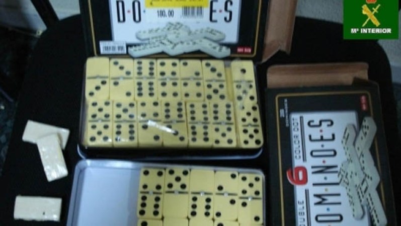 Hay algunos narcotraficantes que deciden trabajar un poco más y éstos metieron un total de 640 gramos de cocaína en cada una de las fichas de dominó.