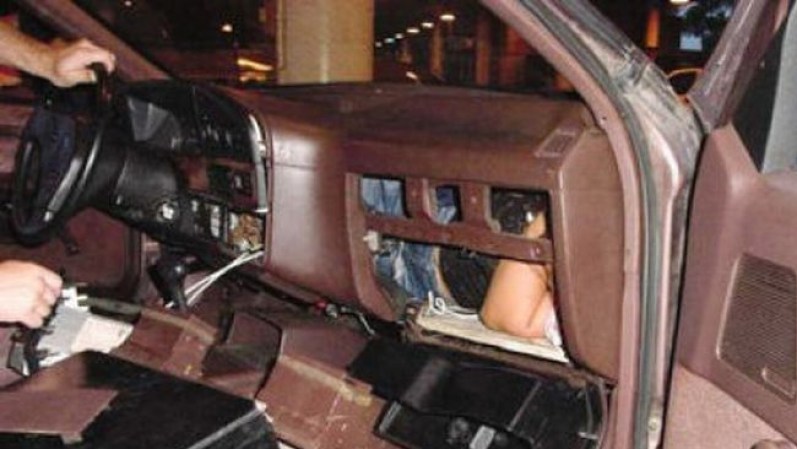 Los más flaquitos, se las ingenian para meter sus cuerpos en el hueco del tablero del auto.