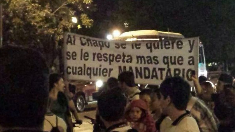 Y así, las personas se prepararon con cartelones, vestidos de blanco y acompañados con la música norteña pidieron la libertad del capo de capos.