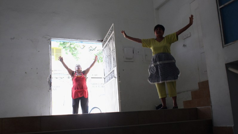 Miembros del grupo evangélico oran en el Centro de la Esperanza y el Amor.