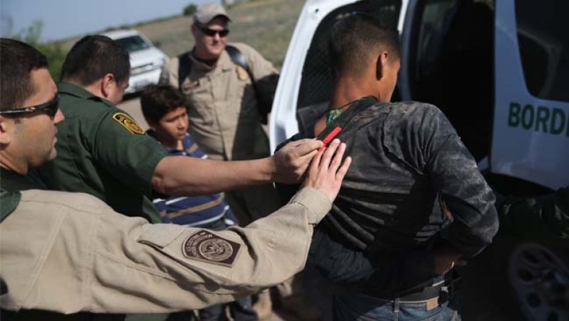 ABRIL 2013 – La frontera con México es compleja y diversa. Aquí te mostramos en imágenes uno de sus muchos aspectos, el de los cruces ilegales