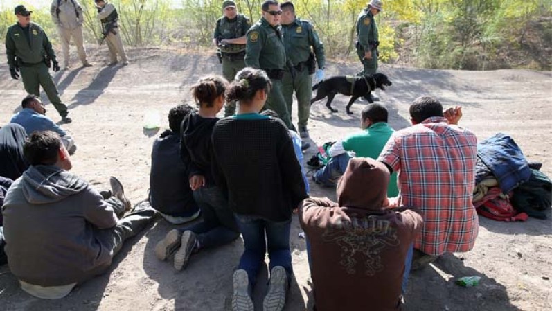 Aquí se muestra como los agentes aduanales atraparon a un grupo de 16 indocumentado proveniente de México y El Salvador.