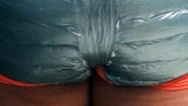O que tal esta mujer y su acompañante, quienes viajaban con “pampers” de cocaína intentando traficar más de seis kilos que droga.
