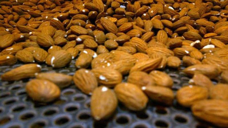Las nueces y almendras pueden ser altos en grasas, pero son necesarias para la buena nutrición. Contienen fibra, proteínas, vitaminas y minerales.