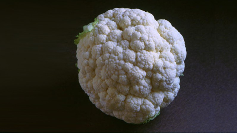 La coliflor se encuentra entre las verduras que queman más calorías de las que tiene. Otras en esta lista son el apio, las zanahorias, los tomates, la lechuga, el pepino, la calabacita (zuchini) y los chiles.