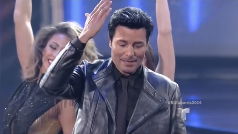 Emocionado, con lágrimas en los ojos, saludó con sus manos al cielo al terminar su canción, mientras el público lo aplaudía de pie.