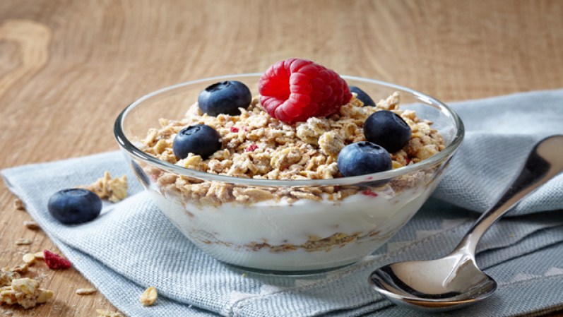 Muchos alimentos que aparentan ser saludables, simplemente no lo son, la granola baja en grasa es uno de ellos; suele contener variadas cantidades de calorías y significativos porcentajes de azúcar. Se recomienda buscar granolas de bajo contenido en azúcar y cereales de granos enteros.