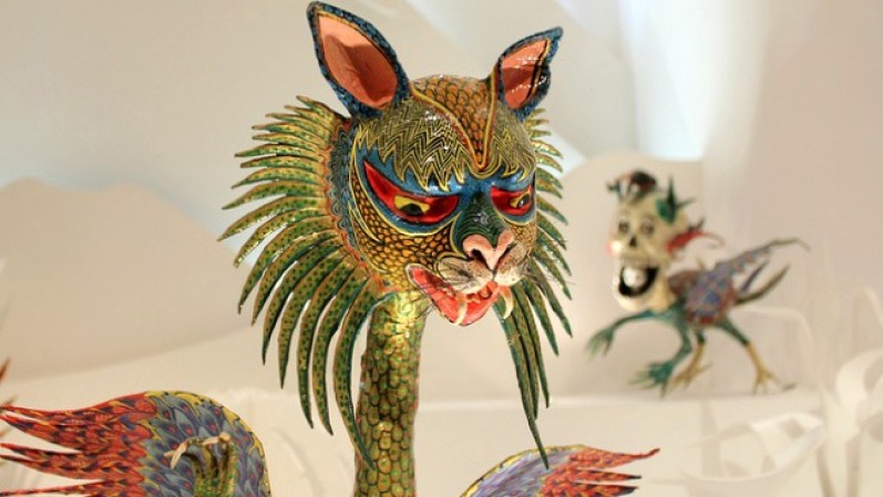Son figuras únicas realizadas en cartón y papel, con vibrantes colores, que mezclan diversos animales.