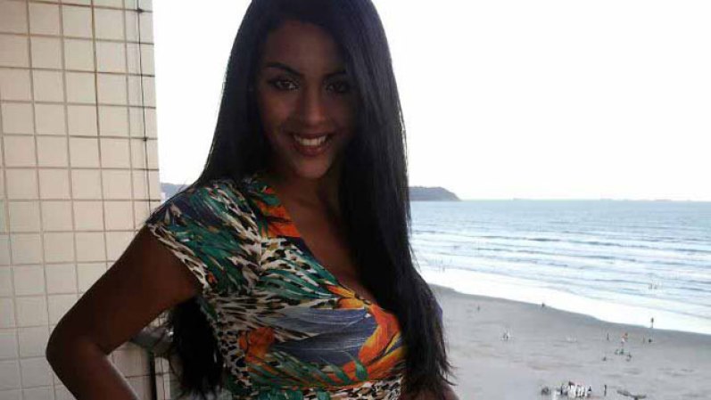 Aline Bernardes es una brasileña que no se pierde ni un partido de fútbol, es una fan de este deporte y también quiere ser la "novia" del Mundial. <br /> Si quieres votar por Aline haz click aquí <br />