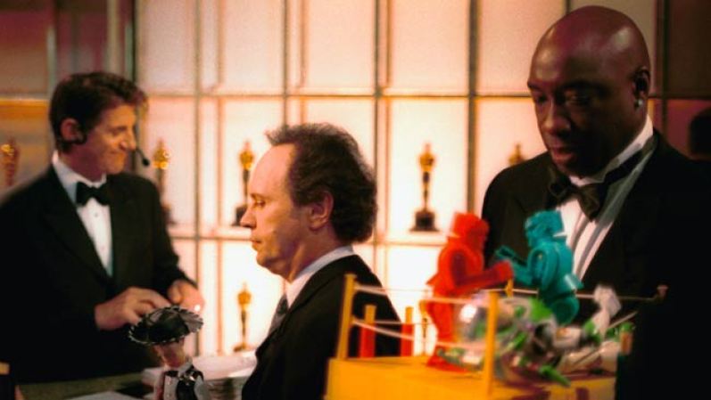Billy Crystal (al centro) estrenó el nuevo milenio para el Oscar, después de haber sido el anfitrión seis veces antes. En la foto, con Michael Clarke Duncan y Peter Coyote antes de la ceremonia del 26 de marzo del 2000 en el Shrine Auditorium de Los Angeles.