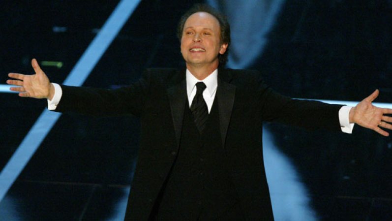 El actor y comediante Billy Crystal, el que más veces ha sido anfitrión del Oscar, se despidió de esta función en la 76ª ceremonia, el 29 de febrero del 2004, en el Kodak Theater de Hollywood.