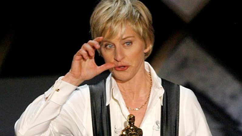 Otra presentadora de televisión tuvo la responsabilidad de anfitriona del Oscar en su 79ª entrega, el 25 de febrero del 2007: Ellen DeGeneres, quien en esta foto lleva una estatuilla como si fuera un bebé.