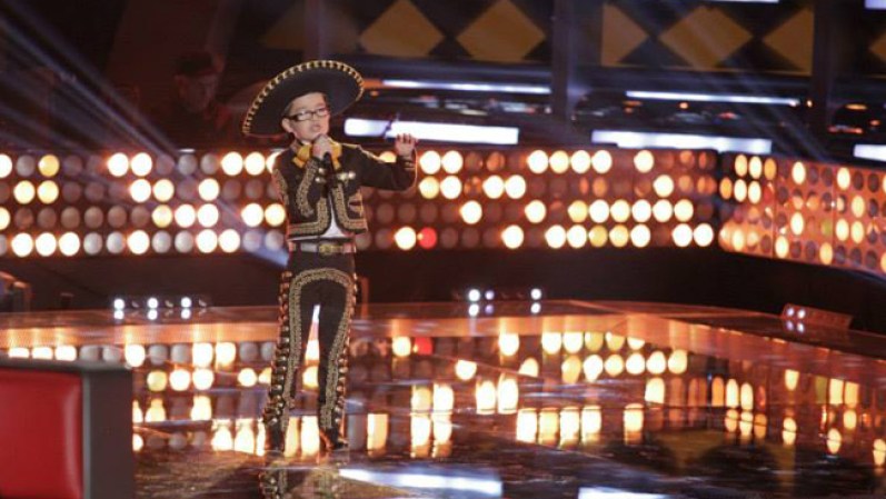 El niño Angelito compiten contra su hermano Luis Angel para ganar la competencia de Voz. Ambos vienen desde California.