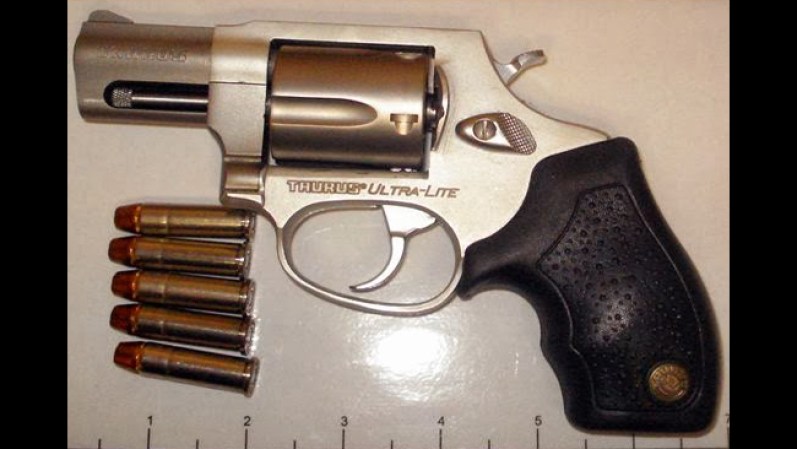 Pistola incautada en el aeropuerto de San Antonio (TX).