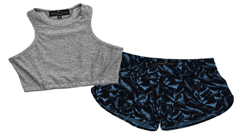 Unos shorts y un top corto para lucir más que adecuada.<br />Adquiérelo en outdoor-voices.com, $54.