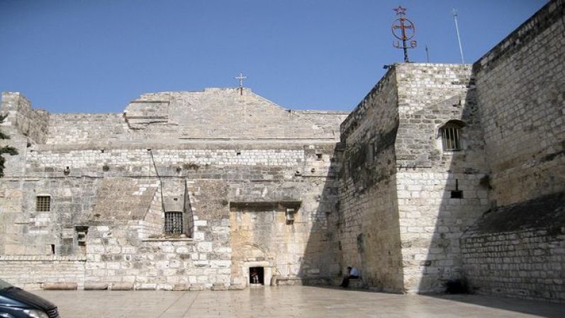 Basílica de la Natividad, Belén. Es uno de los templos cristianos vigentes, más antiguos y es donde tradicionalmente se cree que nació Jesús. La primera edificación de este templo data del siglo IV dc. Es un lugar sagrado para musulmanes y cristianos.
