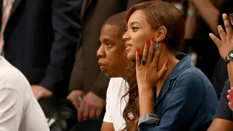 Beyonce y su esposo Jay-Z son tan solo dos de las muchas celebridades que van a las canchas a ver juegos de la NBA.