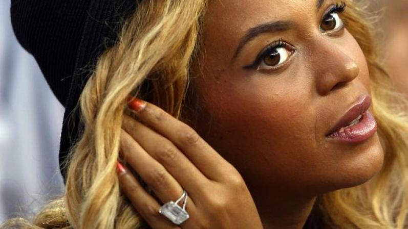 La cantante Beyonce, que sigue triunfando con su música y siendo imagen para varias firmas, luce anillo con elegancia.