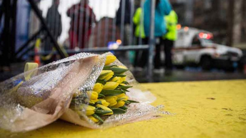Una ceremonia en honor de las víctimas del atentado contra el Maratón de Boston en su primer aniversario comenzó con la colocación de una ofrenda floral en el lugar de las explosiones.