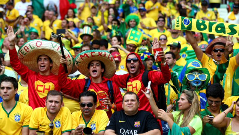 Los fans del partido de México contra Brasil también fueron parte del espectáculo.