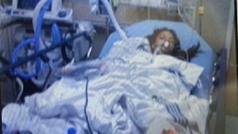 15 DE AGOSTO, 2013: Una joven se encuentra en coma en el Hospital Mercy después de someterse a una operación de aumento de los senos.