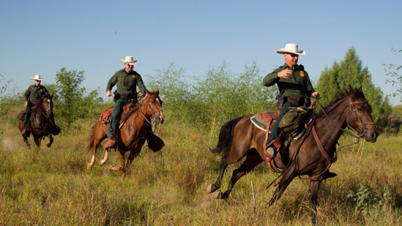 Cuando una cámara detecta movimiento en áreas de extensos ranchos, los agentes de la patrulla fronteriza se puede movilizar en caballos.