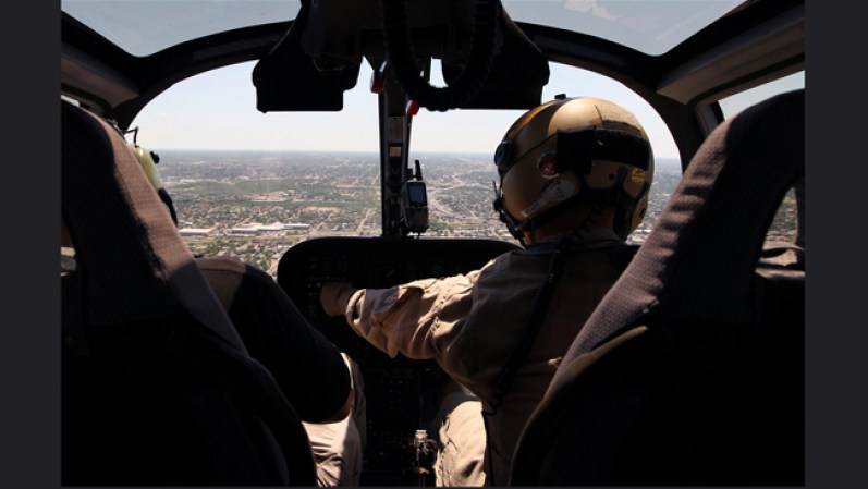Los helicópteros hacen vigilancia en la frontera varias horas al día.