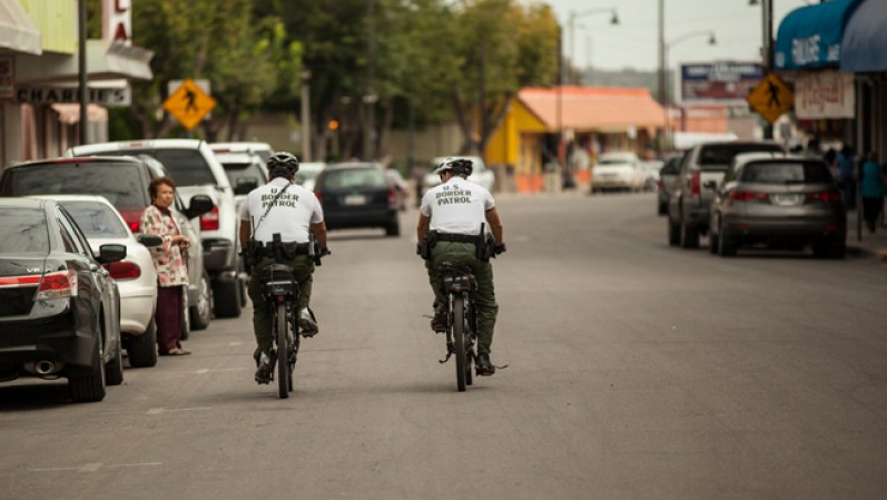 En las ciudades fronterizas, agentes patrullan tratando de identificar sospechosos de estar en el país sin documentos ilegales.