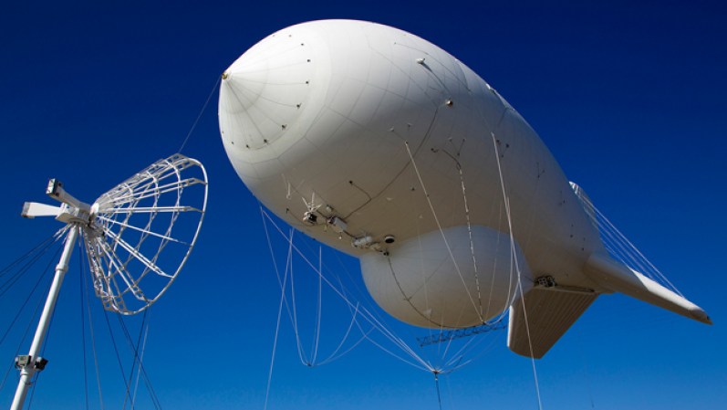 Globos aerostáticos que permanecen por varias horas apostados cerca a la línea fronteriza con potentes radares.