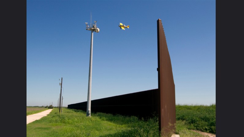 A lo largo de la frontera se ha instalado poderosas cámaras térmicas que detectan movimiento humano hasta a 5 millas de distancia.
