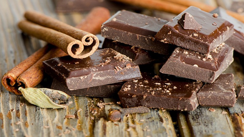 Estudios recientes revelan que una dosis diaria de chocolate o polvo de cacao puede ayudar a bajar la presión arterial.