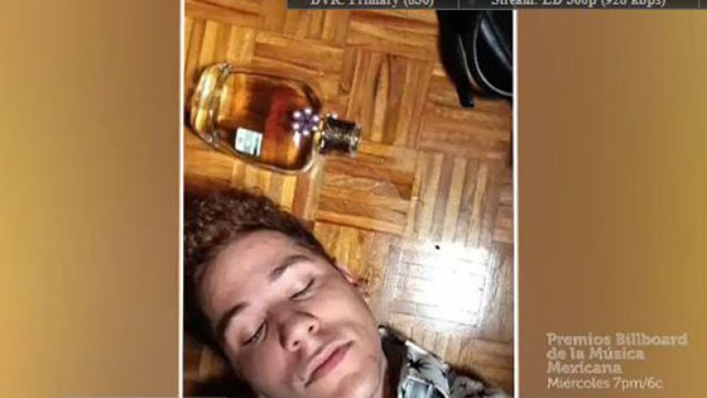 5 DE OCTUBRE, 2013 El ex RBD Christian Chávez sube a su twitter fotos en que aparece tirado en el suelo y con las muñecas cortadas y ensangrentadas. Luego confesó que las imágenes eran reales. <br /><br /> Christian Chávez confiesa que intento de suicidio fue real <br />
