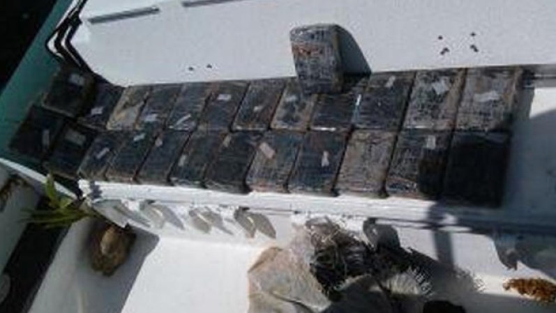 Estos ingeniosos narcotraficantes envolvieron cuidadosamente 25 kilos de cocaína dentro de un falso tronco. Las autoridades encontraron la cocaína flotando en el mar.