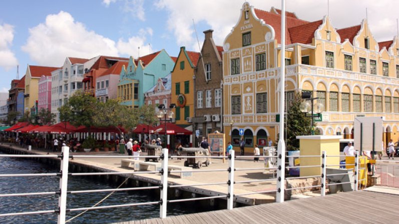 Willemstad, Curazao tiene detrás de sus fachadas una leyenda del siglo XIX. Dicen que cuando la isla estaba bajo dominio holandés, el gobernador por decreto ordenó pintar todos los frentes de color, para eliminar el blanco, reflejo del sol que según él, le producía fuertes migrañas.