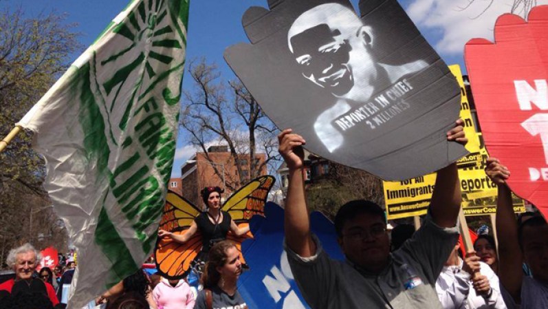 Partidarios y promotores de la inmigración participan en manifestaciones en más de 40 ciudades de Estados Unidos en un nuevo intento por lograr que el presidente Barack Obama congele las deportaciones de inmigrantes sin residencia legal.