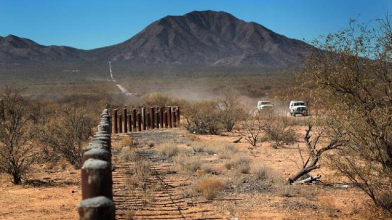 "Vemos gente desesperada tomando riesgos muy grandes. El problema es que la frontera misma está controlada por grupos de delincuentes que los asaltan también. Es muy peligroso", indicó Morones.