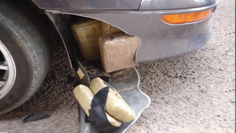A este automóvil en Nogales le cargaron 228 libras de marihuana, avaluada en $105,000.