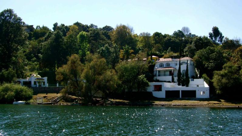 El punto mas atractivo de Zirahuén es sin duda su lago de aguas cristalinas, donde se practica la pesca y todo tipo de deportes acuáticos.
