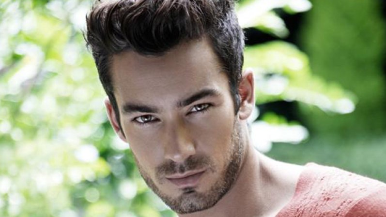 Te contamos todo lo que debes que saber del guapísimo actor mexicano Aarón Díaz, protagonista de la nueva telenovela “Santa Diabla”. Mira sus fotos y enamórate de él.