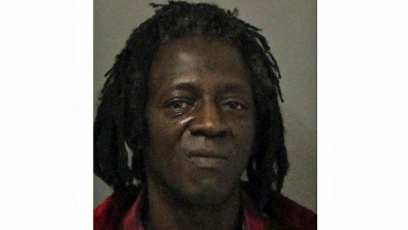 El rapero, William Drayton, conocido como "Flavor Flav", fue detenido por exceso de velocidad en Nueva York, y luego arrestado tras encontrársele marihuana en su auto.