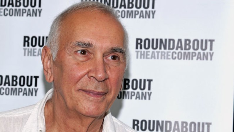 Frank Langella. Este italoamericano septuagenario, que parece haber heredado el "charming" europeo, es un talentoso actor que aún seduce con su look intelectual y su estampa de hombre de mundo. Fecha de nacimiento: 1 de enero de 1938.