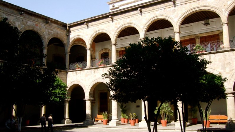 Aparte de su lado histórico, Guadalajara se ha convertido en una moderna ciudad y su economía se basa en la industria, en especial lo relacionado a tecnología.