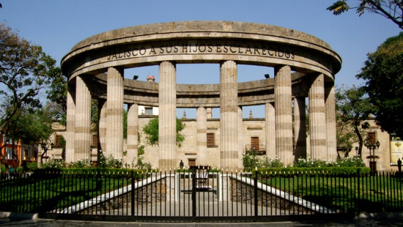 Entre los lugares que mas llaman la atención de Guadalajara, está la Rotonda de los Hombres Ilustres. Se construyó en 1952 y contiene los restos de 98 personajes de la región.
