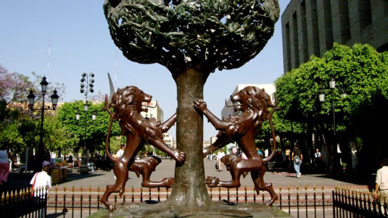 La figura de los leones tocando un arbol, es la parte central del escudo de armas que Guadalajara recibió del rey Carlos V de España.