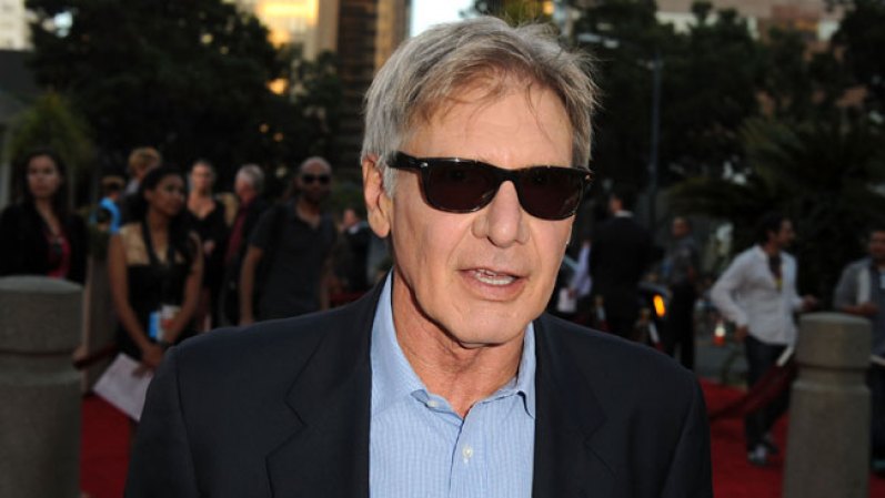 Harrison Ford. Tiene un gran talento que supo demostrar con éxito mucho más allá de su personaje Indiana Jones, convirtiéndose en una de las figuras más respetadas del Hollywood. Todo esto, unido a su look de galán vitalicio, lo convierte en uno de los hombre más guapos de la industria. Fecha de Nacimiento: 13 de julio de 1942.