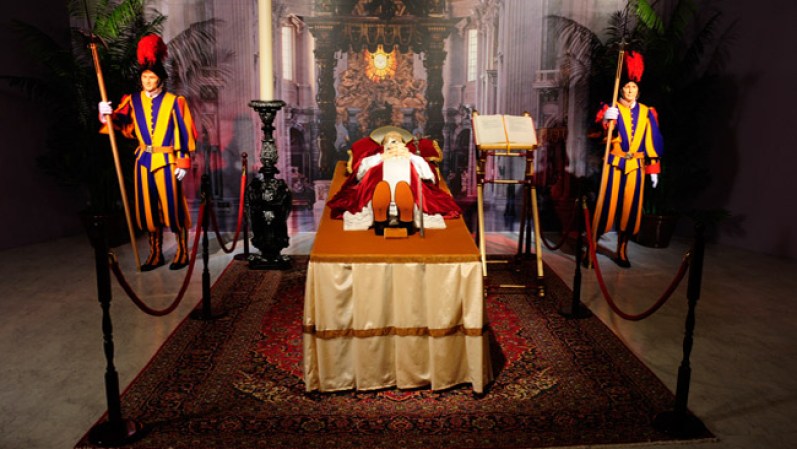 Esta es una réplica de la forma como Juan Pablo II fue velado en la Basílica de San Pedro.