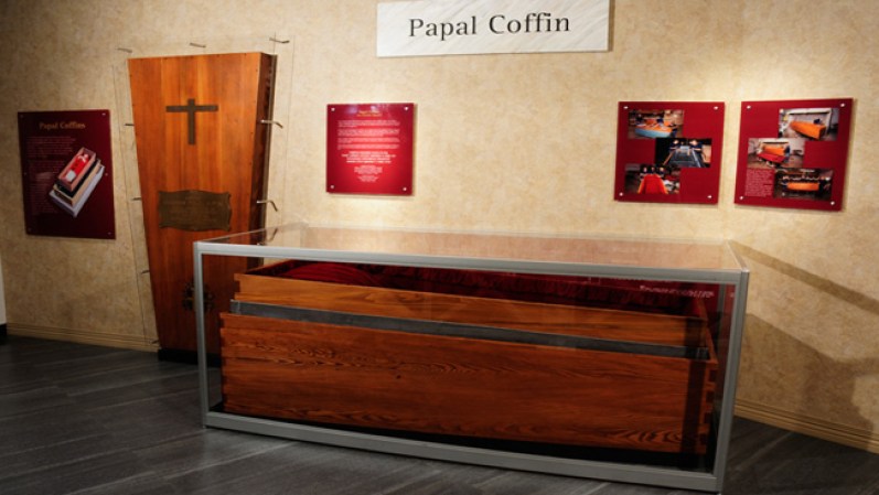 Réplica del ataúd en el que fue enterrado el Papa Juan Pablo II.