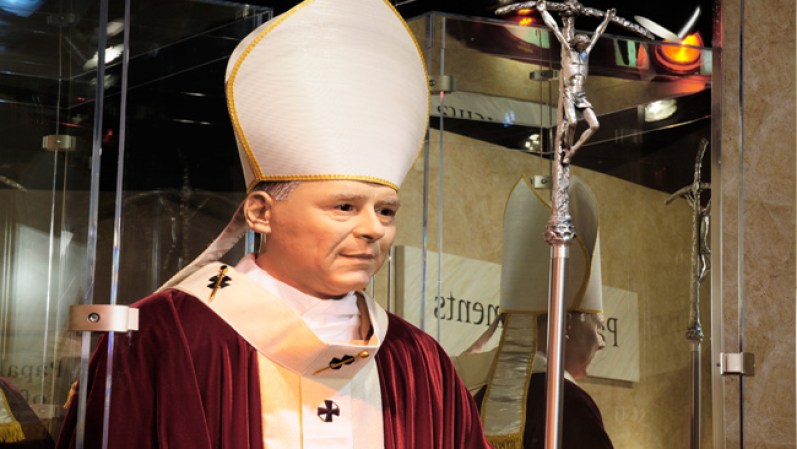 ABRIL 22, 2014. El Papa Juan Pablo II será canonizado este domingo en El Vaticano. El Museo Nacional de Historia Funeraria en Houston rinde un homenaje al llamado Papa de los Pobres.