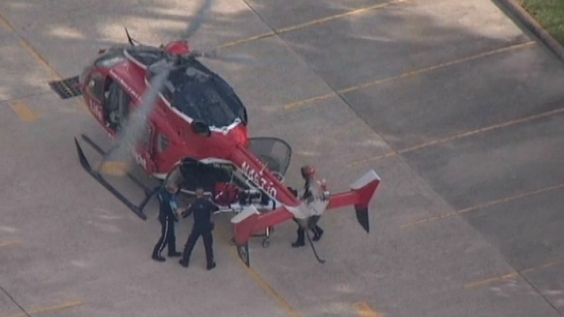 La menor de 15 años, con un balazo en la cabeza, fue transportada en helicóptero al hospital Hermann Memorial. Su condición es crítica.