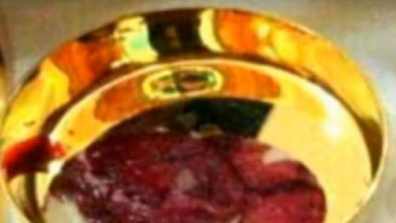 El Templo María Madre de la Iglesia en Guadalajara está recibiendo más visitas de lo acostumbrado, ya que las autoridades parroquiales están investigando el caso de unas ostias que sangran.<br /><br /><br /> ¿Un milagro de hostias que sangran? <br />